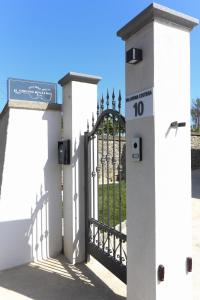 una cerca blanca con una puerta delante en Il Violino degli Dei Holiday House, en Agerola