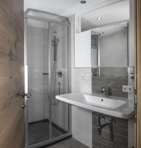 een badkamer met een wastafel en een douche bij Haus Tanja in Sölden