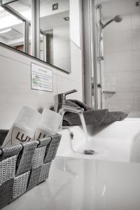 een badkamer met een wastafel, een spiegel en manden bij Haus Tanja in Sölden +31 foto's