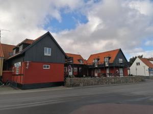 una fila de casas al lado de una calle en Gudhjem Vandrerhjem / Gudhjem Hostel, en Gudhjem