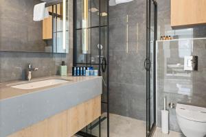 a bathroom with a sink and a shower at KADAGAN SUİTES AYASARANDA in Çeşme