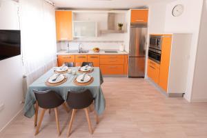 a kitchen with a table and chairs in a room at Apartamento La Merced. in Guadalajara