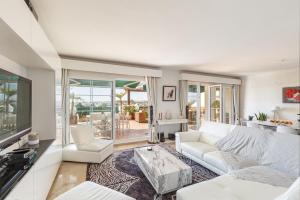 Televízia a/alebo spoločenská miestnosť v ubytovaní Penthouse Puerto Banus Sea View