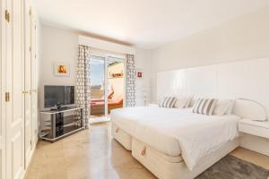 Televízia a/alebo spoločenská miestnosť v ubytovaní Penthouse Puerto Banus Sea View