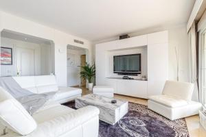 Televízia a/alebo spoločenská miestnosť v ubytovaní Penthouse Puerto Banus Sea View
