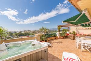 Bazén v ubytovaní Penthouse Puerto Banus Sea View alebo v jeho blízkosti