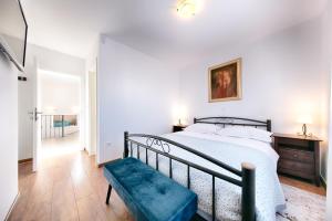 1 dormitorio con 1 cama con banco azul en Villa Demi, en Pražnice 50 fotos más