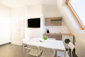 Foto dalla galleria di RAJ Living - City Apartments with 2 , 3 and 6 Rooms - 15 Min to Messe DUS and Old Town DUS a Dusseldorf