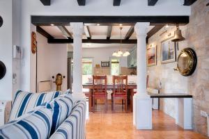 una sala de estar con columnas blancas y un comedor en Villa Demi, en Pražnice