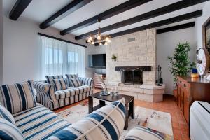Una sala de estar con sofás y chimenea. en Villa Demi, en Pražnice