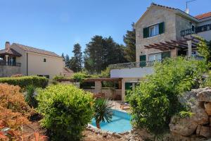 una casa con piscina delante en Villa Demi, en Pražnice