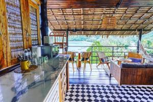 a kitchen and living room with a table and chairs at Cookies Salad Resort in Salad Beach