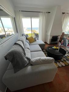 ein Wohnzimmer mit einem Sofa und einem Kamin in der Unterkunft Villa Torreblanca in Fuengirola