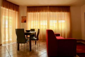een woonkamer met een tafel en stoelen bij La Torre in Tirano