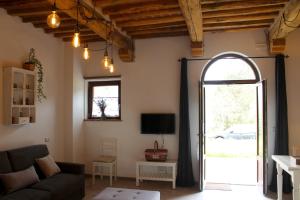 TV a/nebo společenská místnost v ubytování Agriturismo Il Broletto