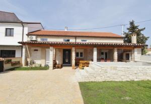 una casa grande con una entrada de piedra delante de ella en Villa Alina with Pool, en Savudrija