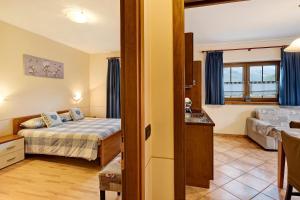 una camera da letto con letto e tende blu di Appartamento Greta Baita Mauri a Livigno