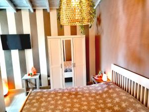sypialnia z łóżkiem, lustrem i żyrandolem w obiekcie Vivienda Vacacional Vaiana w mieście Las Rosas