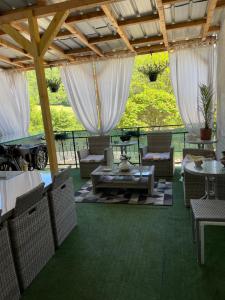 un patio con sillas, mesa y mesa en Hotel bar b'rock, en Saint-Martin-sous-Vigouroux