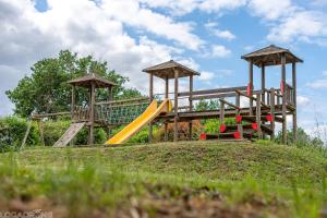 un parco giochi con scivolo su una collina di Les chalets de Dordogne a Razac-dʼEymet