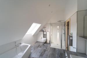 Ένα μπάνιο στο Haus am See mit Sauna und Kamin +27 φωτογραφίες