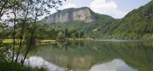 uma vista para um lago com uma montanha ao fundo em Seechalet Linsendorf em Saager