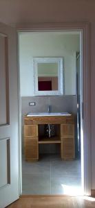 MoggionaB&B degli Allori的浴室里有洗手池和镜子 更多95张照片