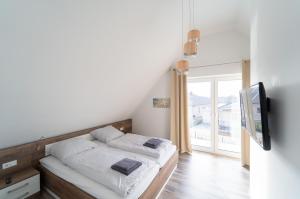 Ένα ή περισσότερα κρεβάτια σε δωμάτιο στο Haus am See mit Sauna und Kamin