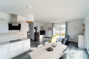 Gallery image of Haus am See mit Sauna und Kamin in Barßel +27 photos