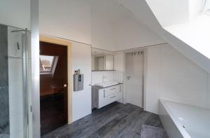 Gallery image of Haus am See mit Sauna und Kamin in Barßel