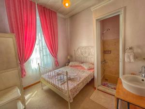 A bed or beds in a room at Eolya Konuk Evi