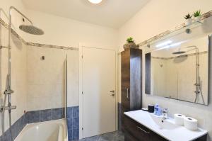 A bathroom at CaseOspitali - Casa Cri&Eli, super trilocale con terrazzo in zona Lambrate per 5