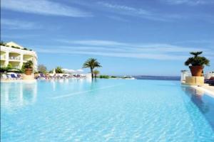 Bazén v ubytování Magnifique 2p piscine terrasse aperçu mer parking nebo v jeho okolí