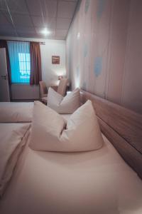 Säng eller sängar i ett rum på Gasthof und Hotel Roter Hirsch