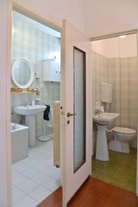 a bathroom with two sinks and a tub and a toilet at Casa Serena in Ivrea