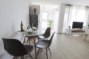 Televízia a/alebo spoločenská miestnosť v ubytovaní Apartments La Mar Zambratija