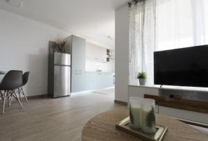 Kuchyňa alebo kuchynka v ubytovaní Apartments La Mar Zambratija