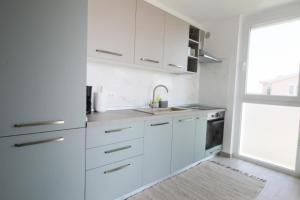 Kuchyňa alebo kuchynka v ubytovaní Apartments La Mar Zambratija