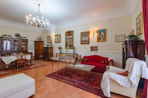 sala de estar con muebles y lámpara de araña. en La casa di Dante en Palermo