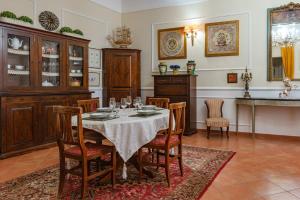 uma sala de jantar com mesa e cadeiras em La casa di Dante em Palermo