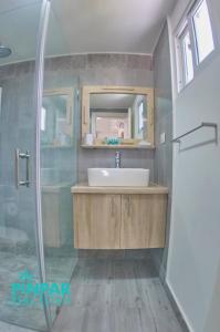 La salle de bains est pourvue d'un lavabo et d'une douche. dans l'établissement Villa Blanca Beach Club, à Punta Cana