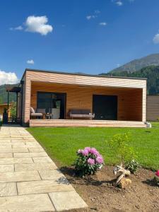 a small house with a patio and a lawn at Seechalet Linsendorf in Saager