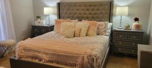 En eller flere senge i et værelse på Beautiful 5 acres Home