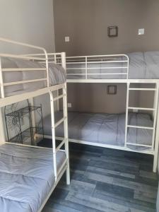Posteľ alebo postele v izbe v ubytovaní Bienvenue chez les ch'oups le loft 50 m2
