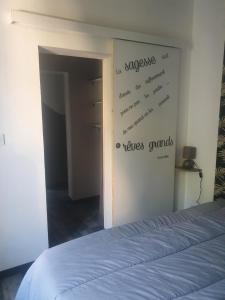 Posteľ alebo postele v izbe v ubytovaní Bienvenue chez les ch'oups le loft 50 m2