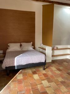 Posteľ alebo postele v izbe v ubytovaní Le Petit Egregore, patio et climatisation
