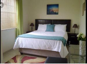 Un pat sau paturi într-o cameră la SunSet West Self Catering Maraisburg Roodepoort