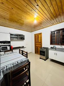una grande cucina con soffitto in legno di Cantinho do Nono 2 a Campos do Jordão