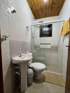e bagno con servizi igienici, lavandino e doccia. di Cantinho do Nono 2 a Campos do Jordão