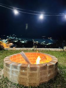 eine Feuerstelle auf einem Feld in der Nacht in der Unterkunft Cantinho do Nono 2 in Campos do Jordão